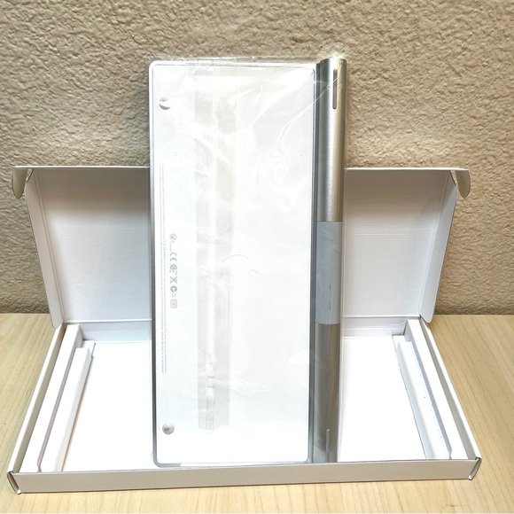 Apple KeyBoard Wireless. Bluetooth. Uses 2 AA Batteries. EUC. White & Silver - Picture 10 of 11